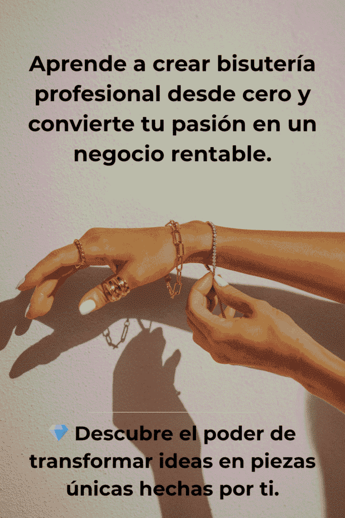 "Manos de mujer mostrando pulseras y anillos de bisutería artesanal. Imagen que acompaña el artículo ‘Cómo iniciar tu negocio de bisutería desde cero’, sobre cómo crear bisutería profesional y convertir una pasión en un negocio rentable."